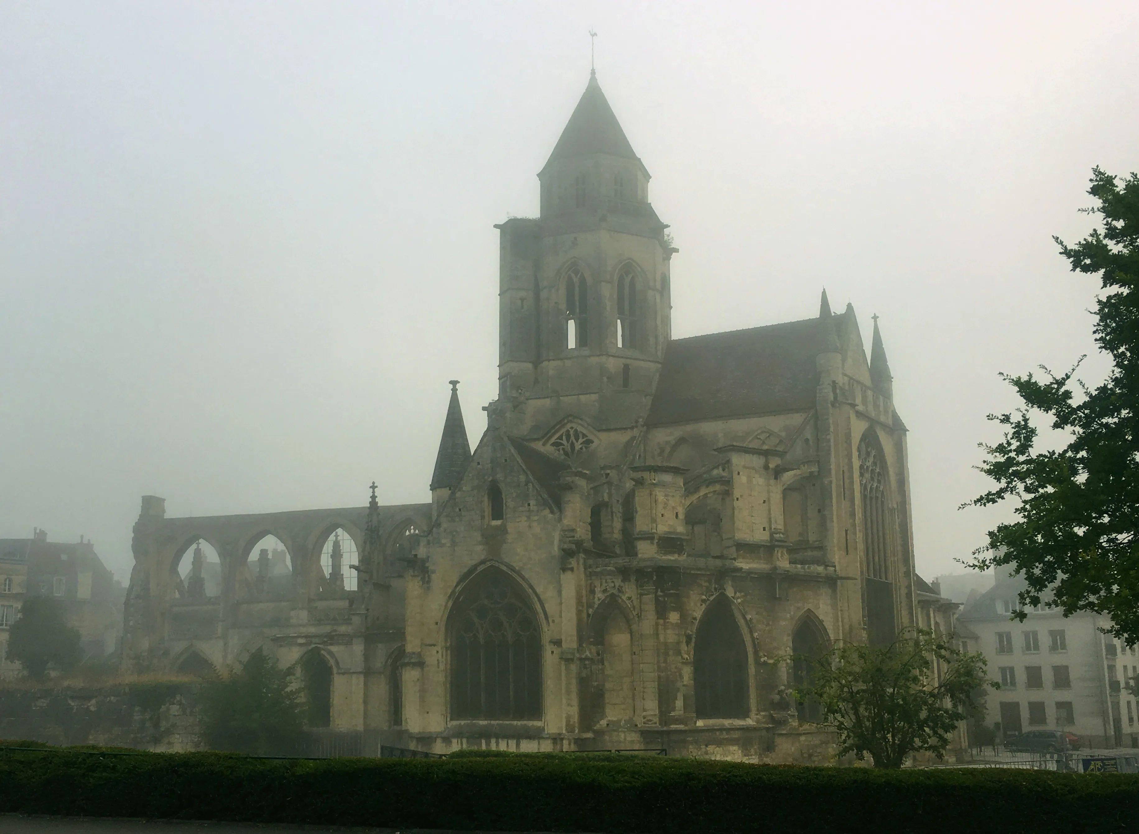 안개 낀 날의 성곽 내부 (Foggy Castle Grounds)