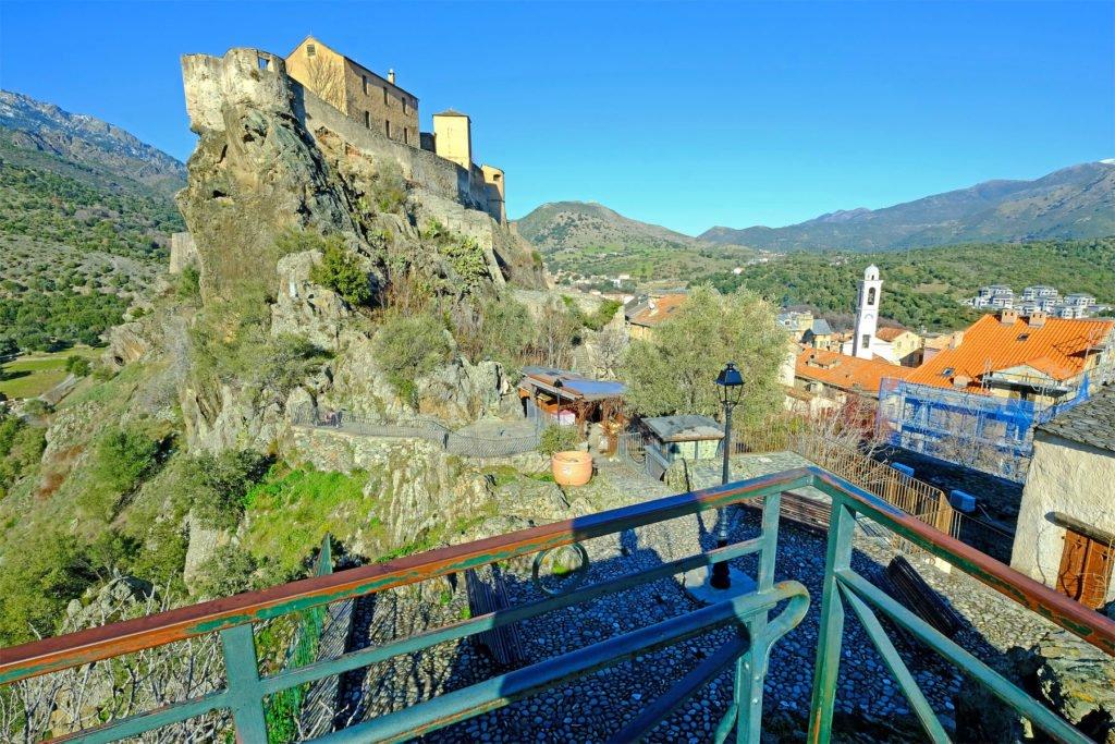 성채 정상 (독수리 둥지 부근 또는 개방된 최상단)