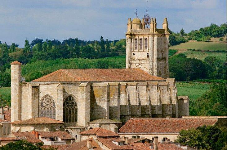 ⛪ 꽁동 생피에르 대성당(까떼드할 생피에르 드 꽁동)