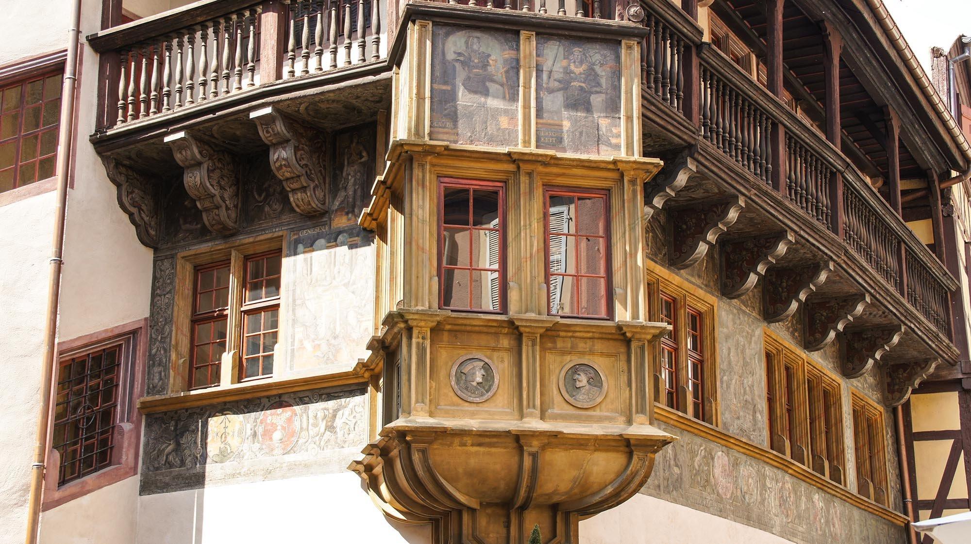 메종 피스테르 목재 발코니와 벽화 클로즈업