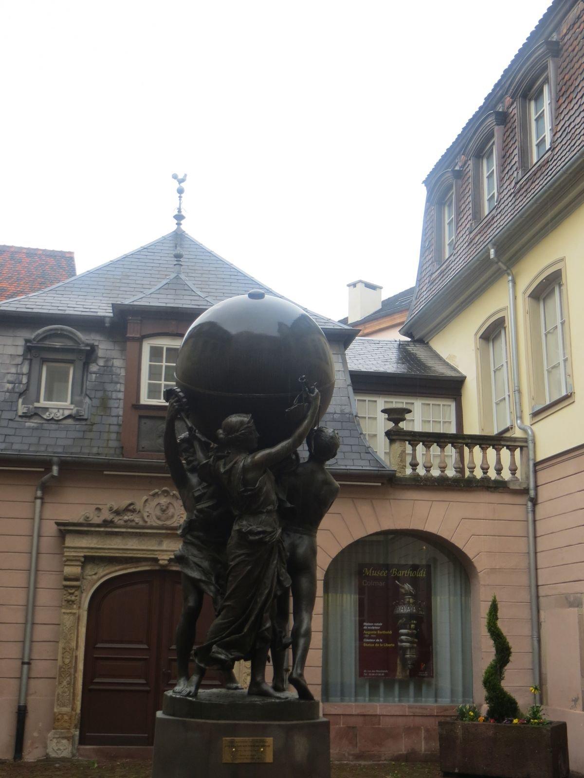 박물관 안뜰 '세계의 위대한 지지자들' 동상 앞