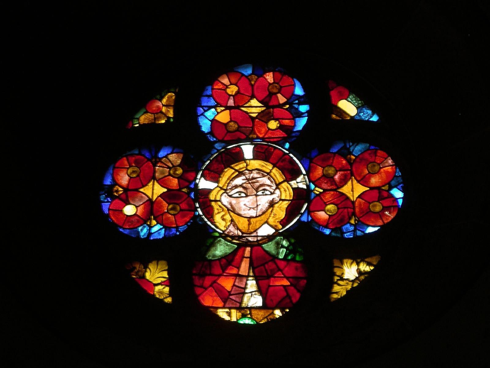 내부 스테인드글라스 (수염 없는 그리스도상)