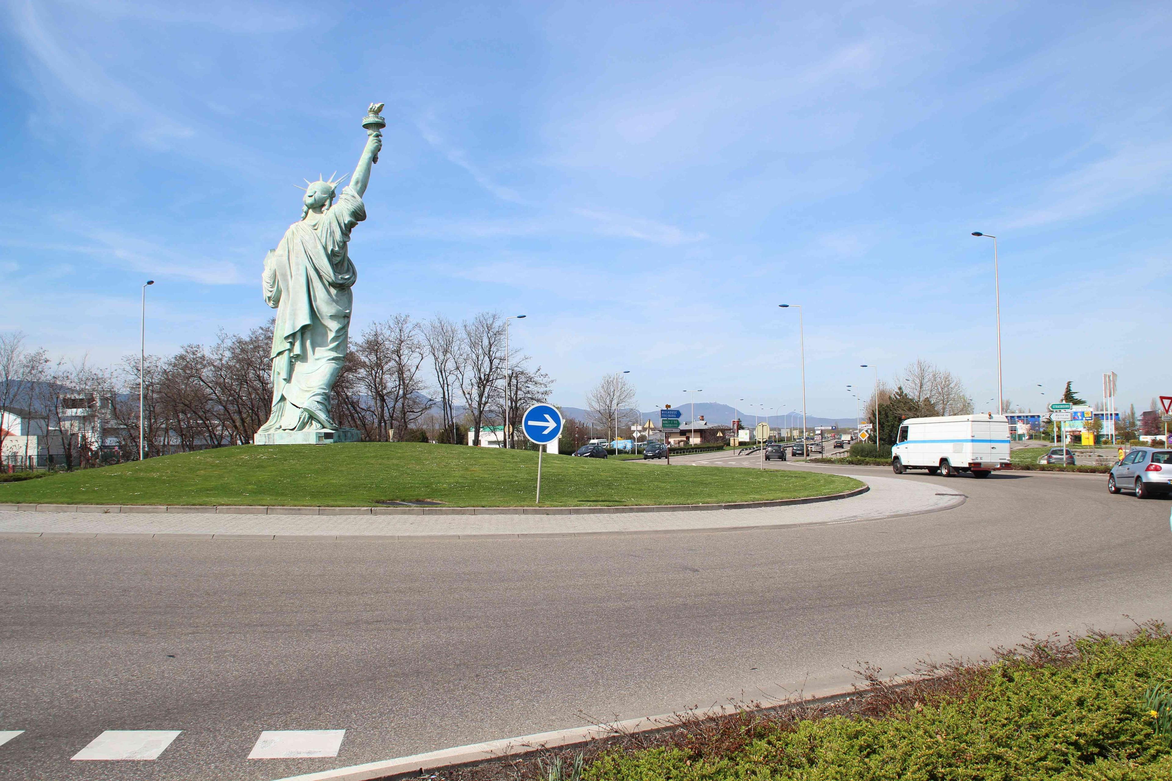 동상으로 향하는 횡단보도 근처 도로변