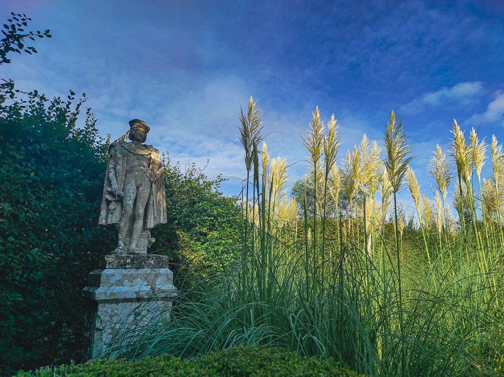 정원 내 조각상 주변