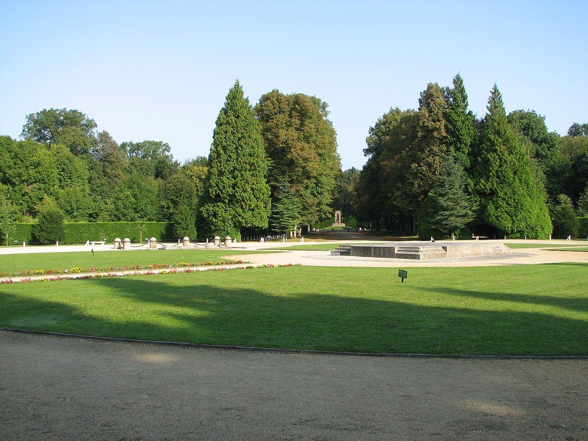 숲 속 기념 공터의 중앙 기념비