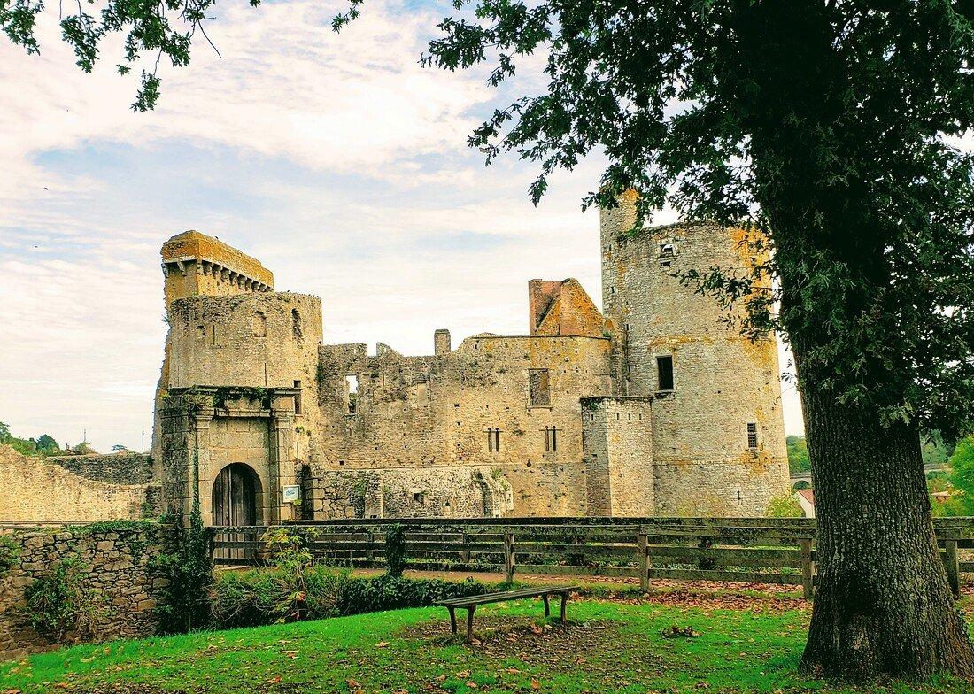 성의 주요 탑과 건축물 배경