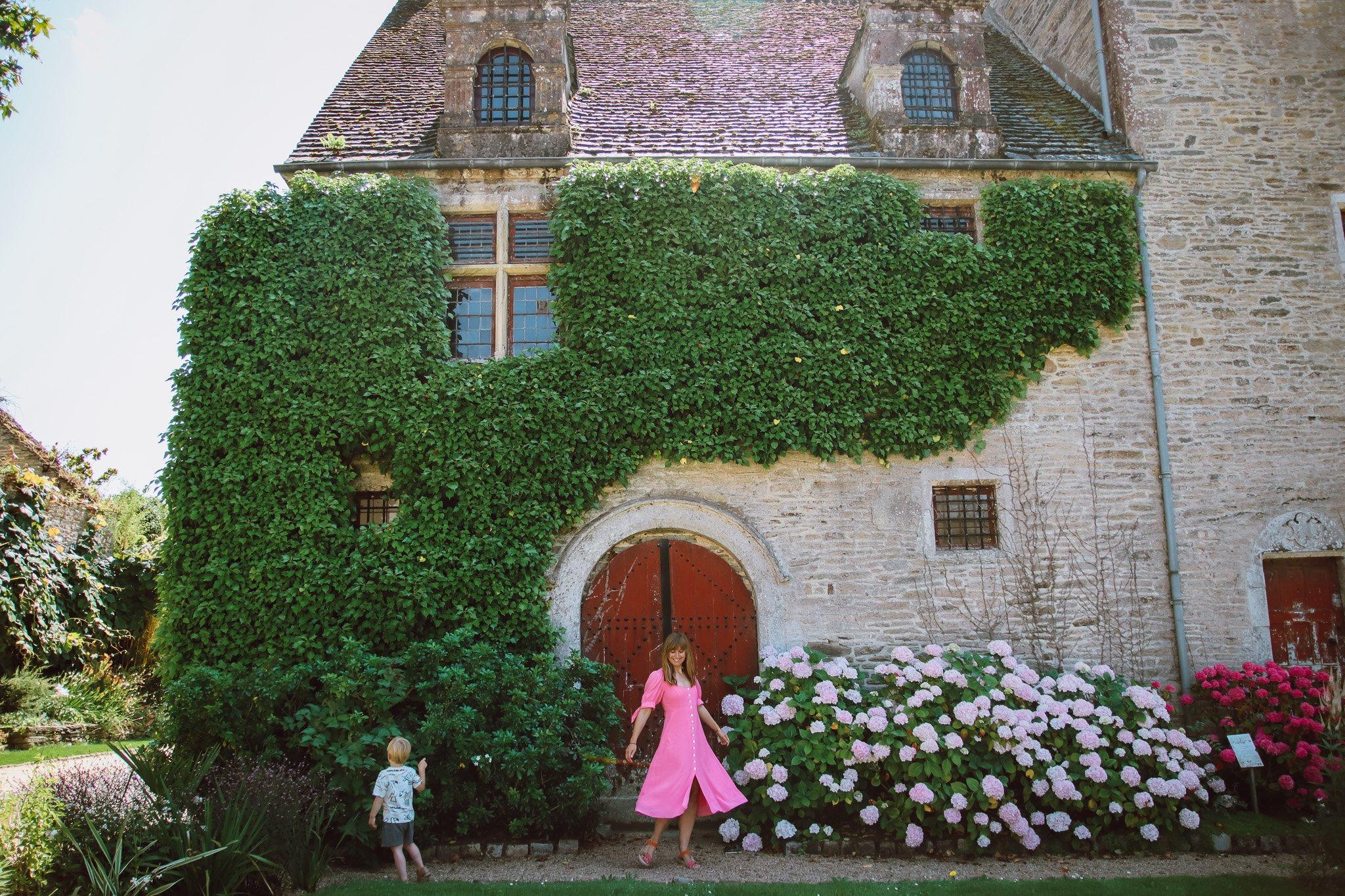 성을 정면으로 바라보는 정원 길