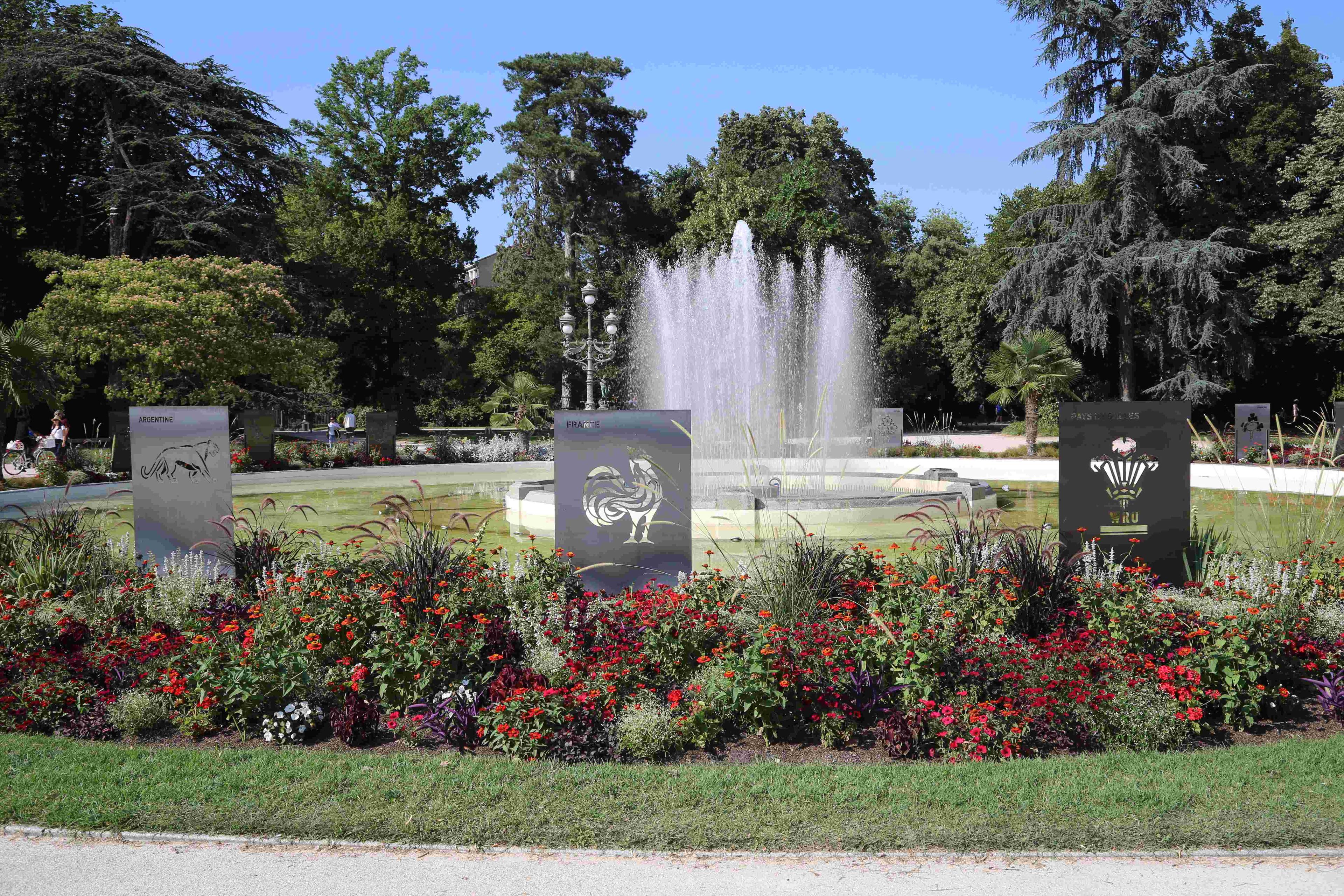 중앙 분수와 계절 꽃밭