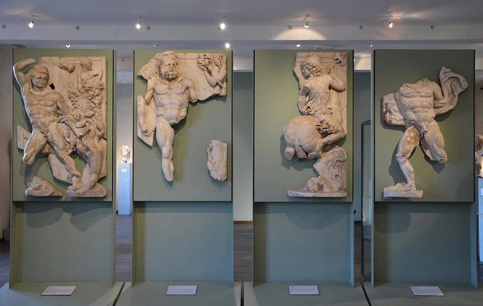 헤라클레스의 노역 부조 앞