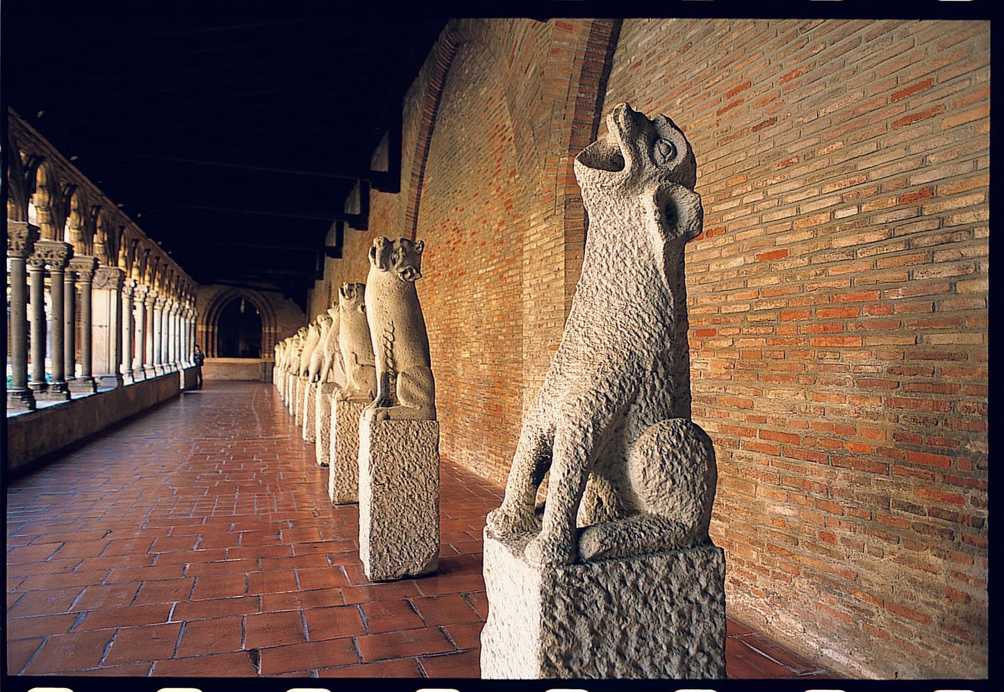 조각 전시실 내부 (Inside Sculpture Galleries)