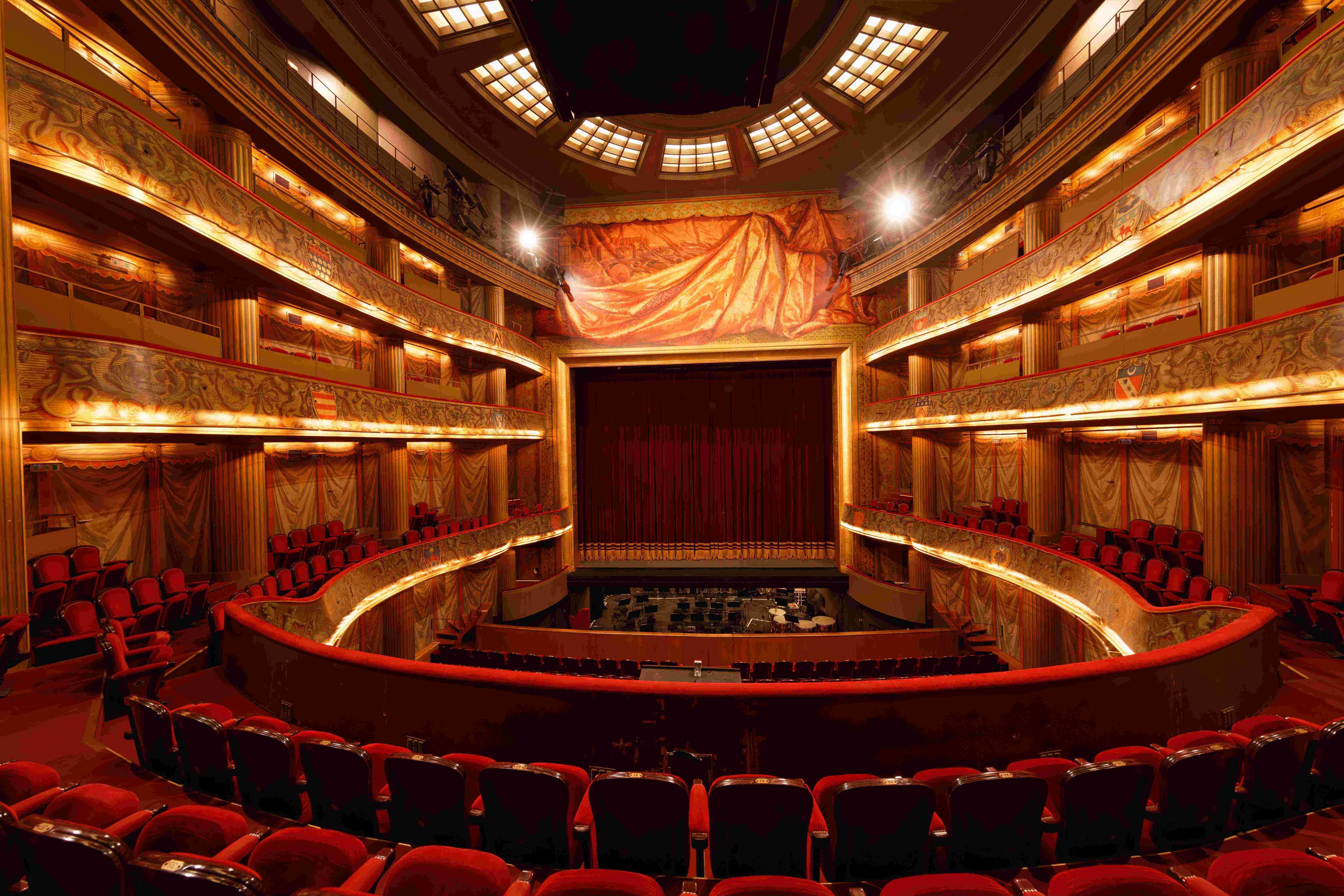 공연장 발코니에서 바라본 무대