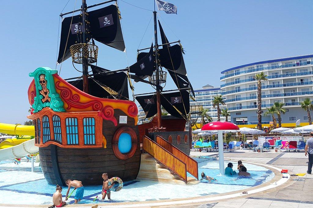 해적 테마 놀이기구 앞