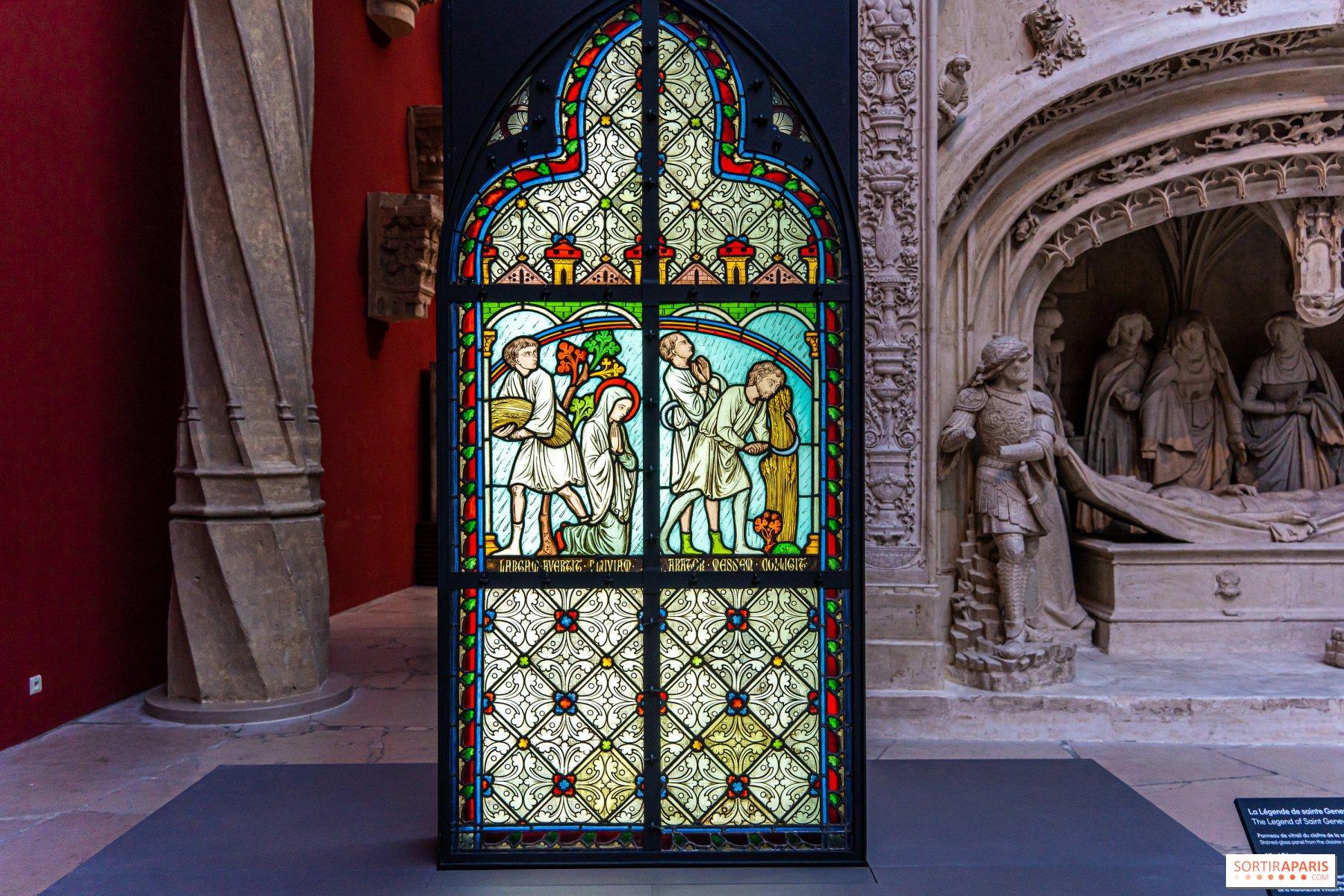 노트르담 드 파리 스테인드글라스 논쟁 특별전 포스터 또는 전경