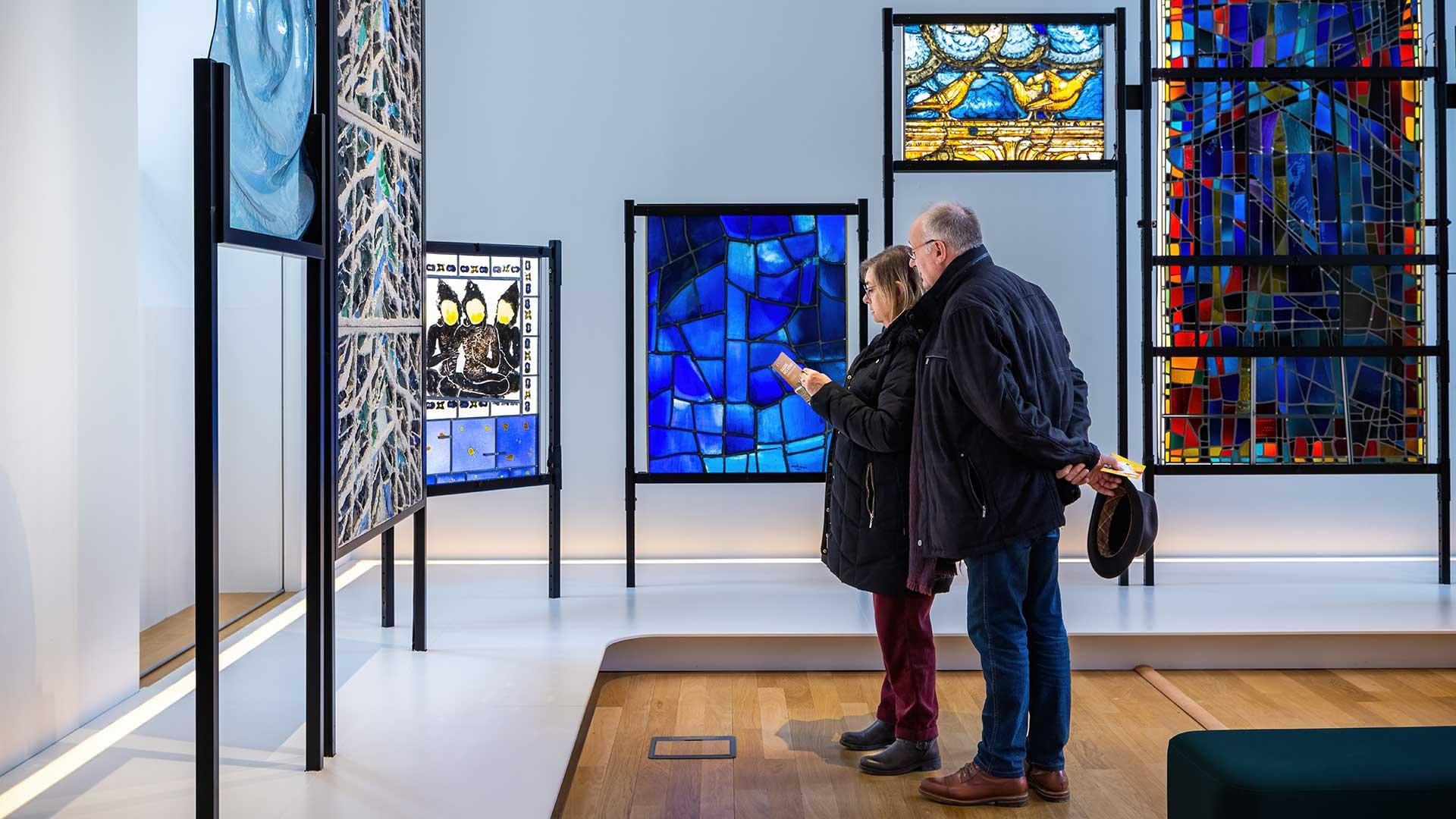 스테인드글라스 전시창 앞