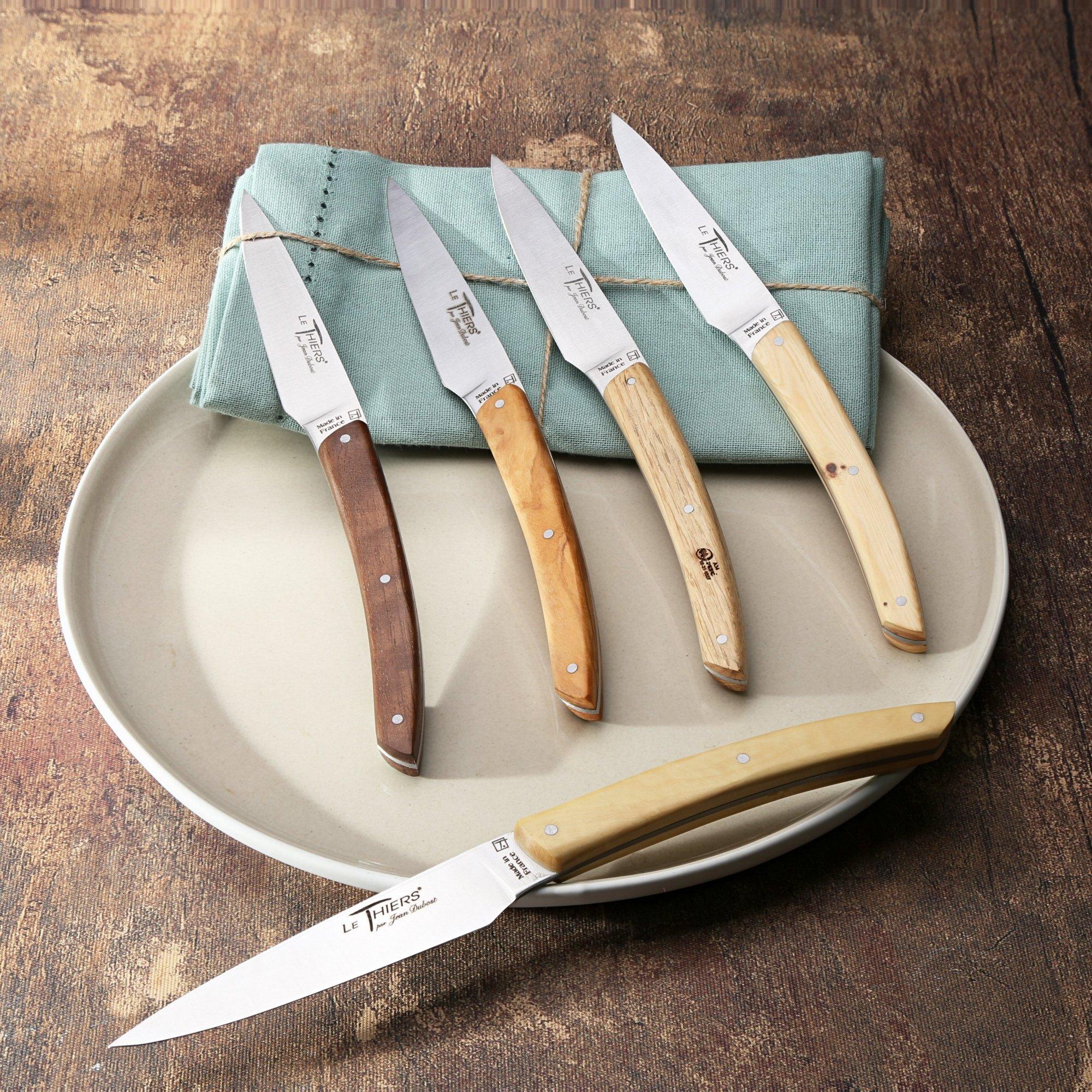 칼 제작 시연대 앞