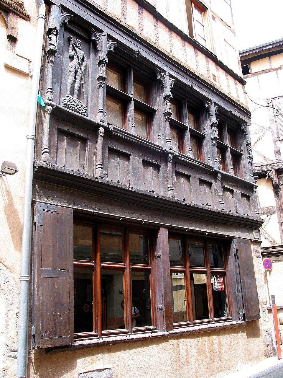 역사적 건물 외관 (메종 드 롬 데 부아, 메종 데 콩슐)