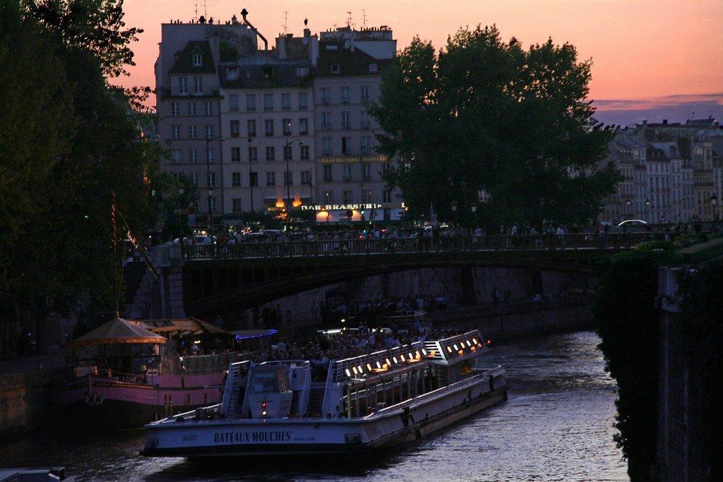 다리 위에서 센 강 유람선과 함께