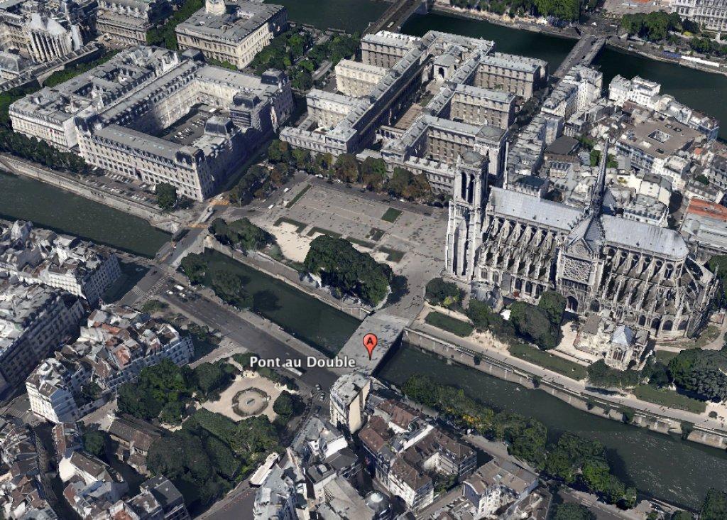 다리 아래쪽 강변 산책로에서 올려다보는 구도