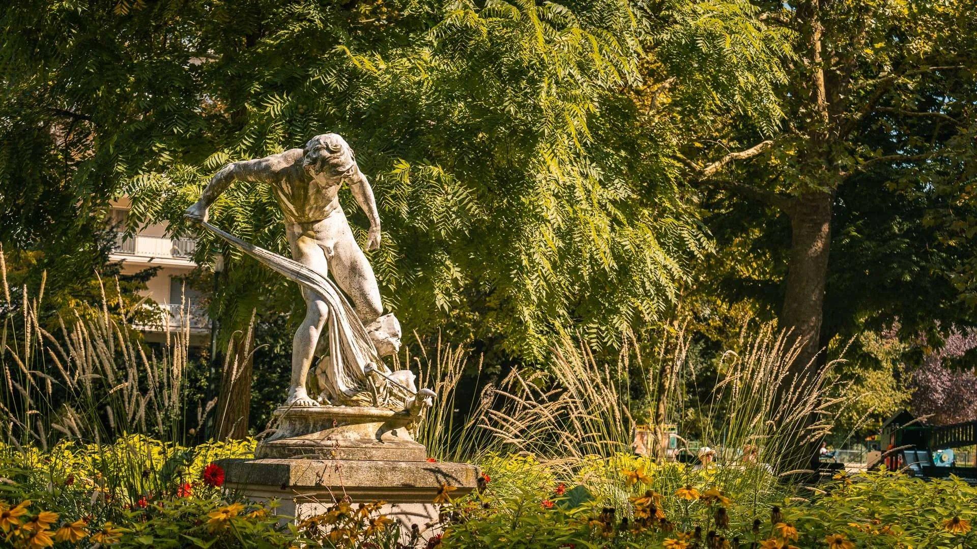 공원 내 다양한 조각품들