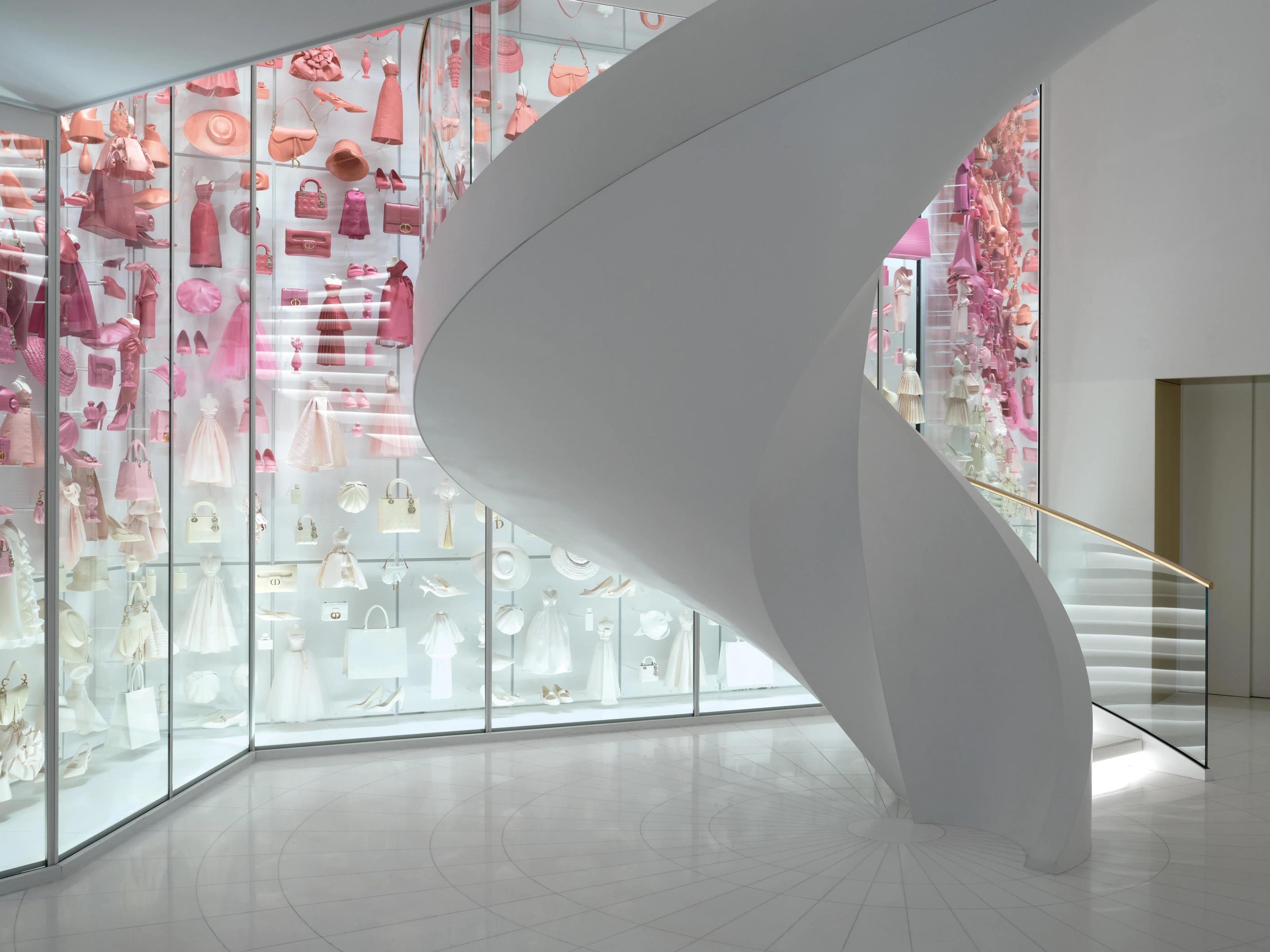 나선형 계단과 미니어처 디오라마 벽