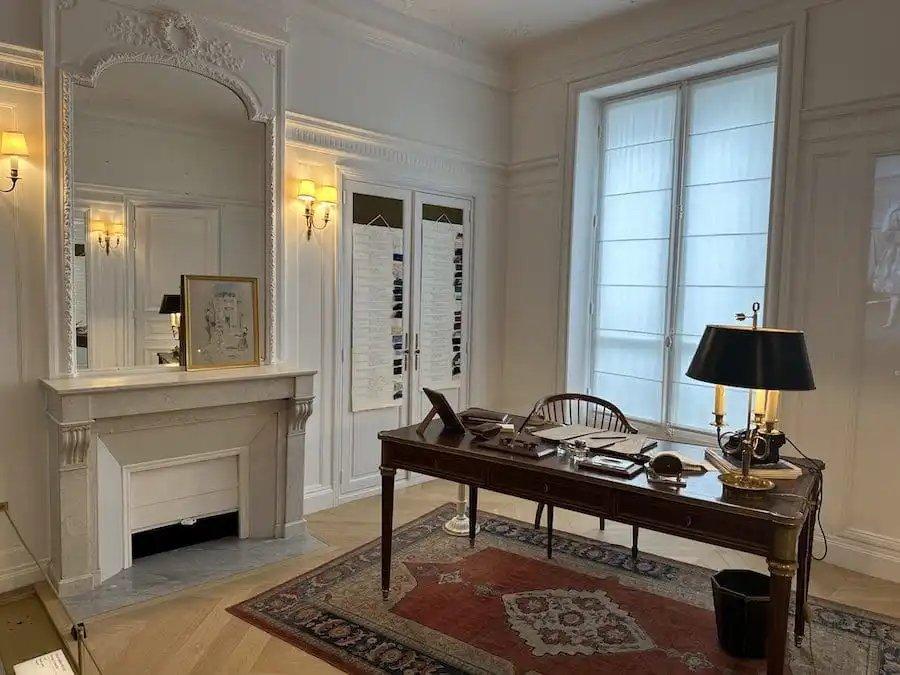 크리스챤 디올의 사무실 재현 공간