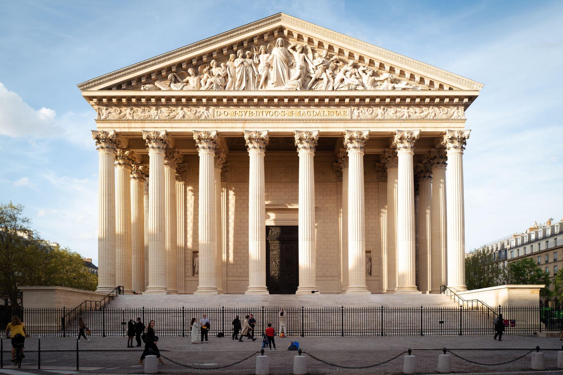 성당 정면 계단 위 (남쪽 파사드)