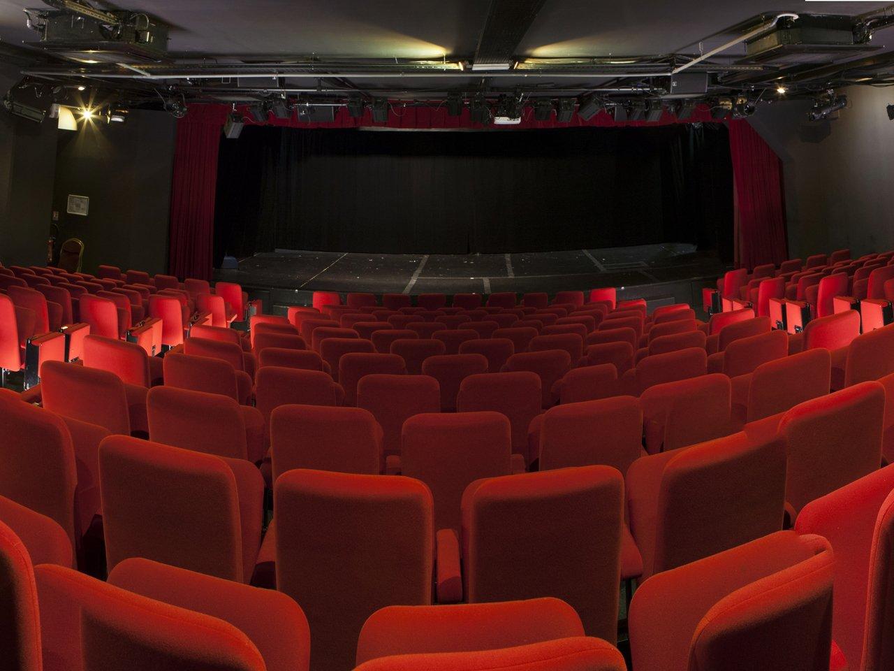 🎭 램프의 불빛 극장 (떼아트르 레 푀 드 라 랑쁘)