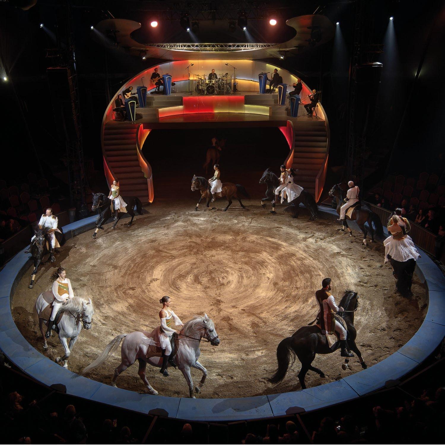 레 폴리 그뤼스 시즌 공연 포스터 또는 장면