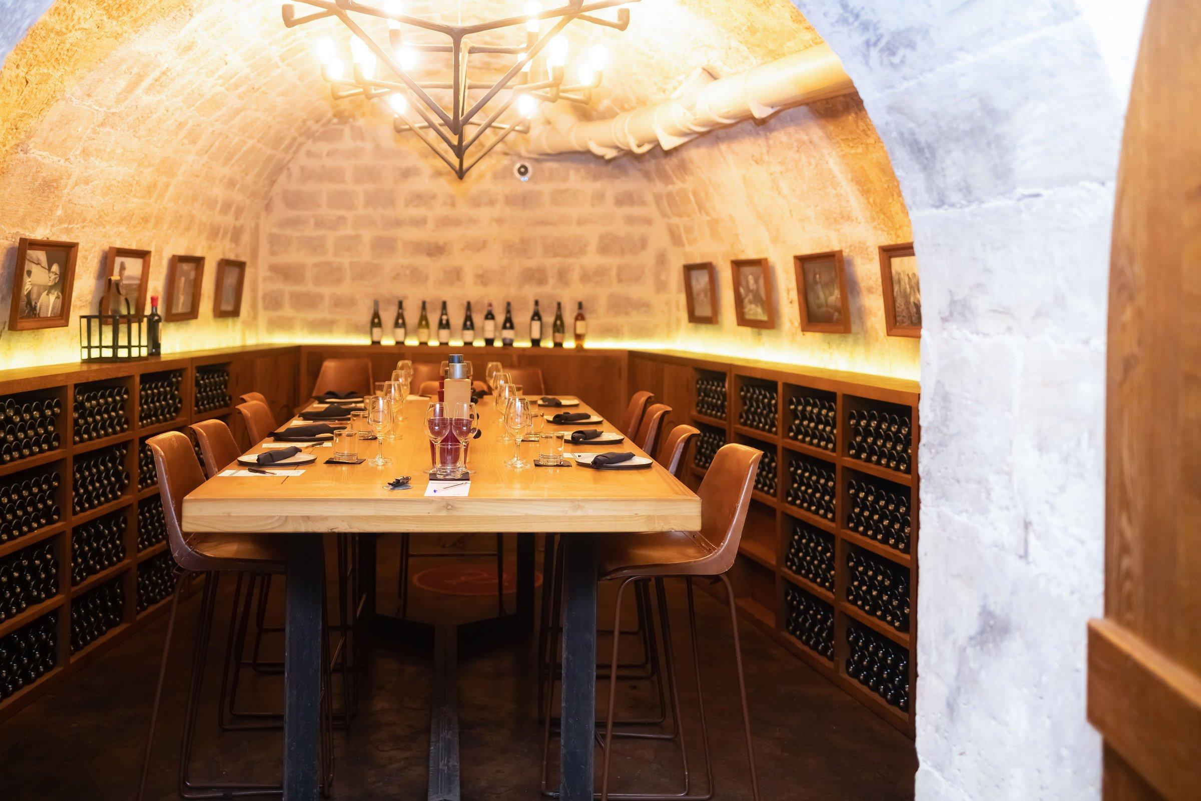 와인 저장고 내부 통로 및 개별 공간