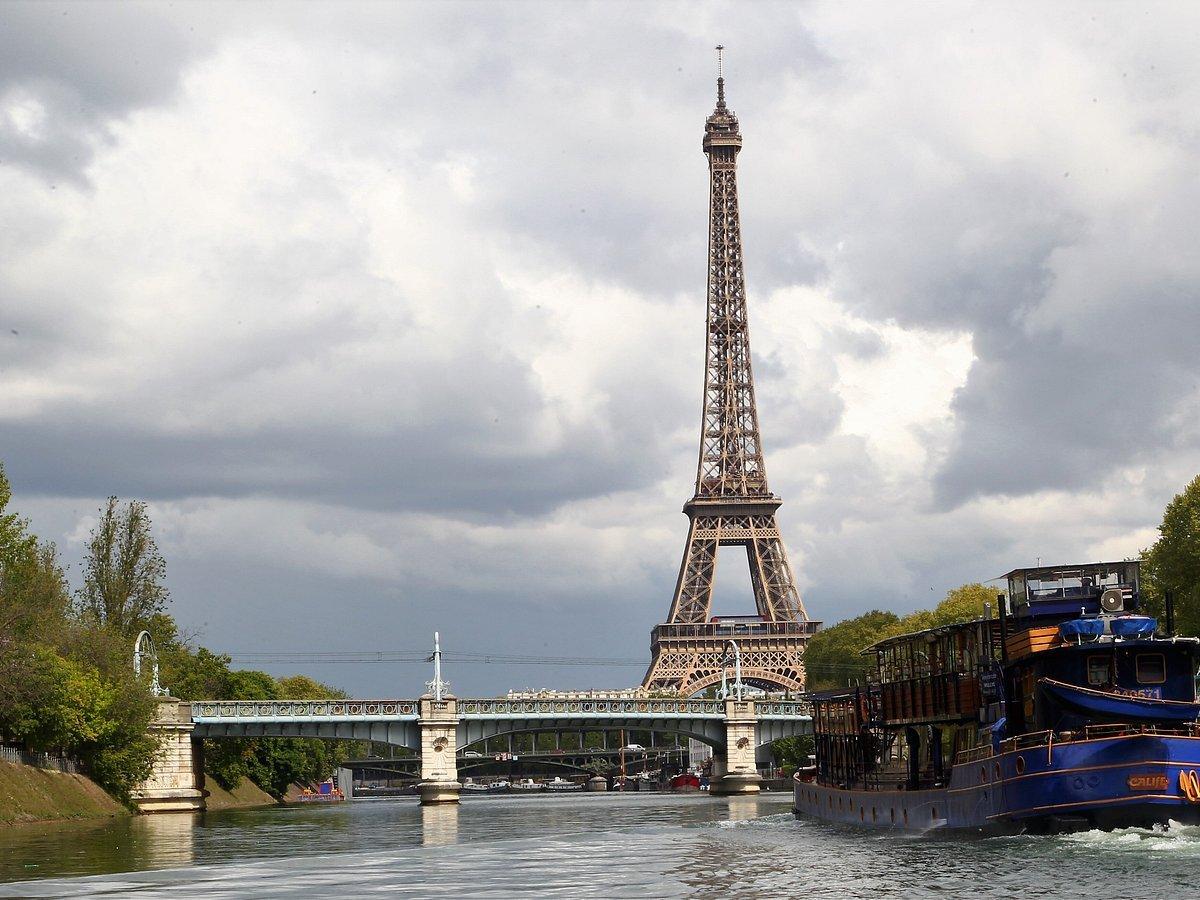 에펠탑 배경 (선상 데크 또는 창가)