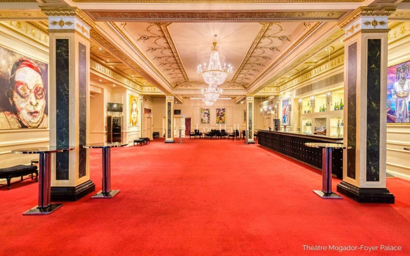 극장 내부 로비 및 계단