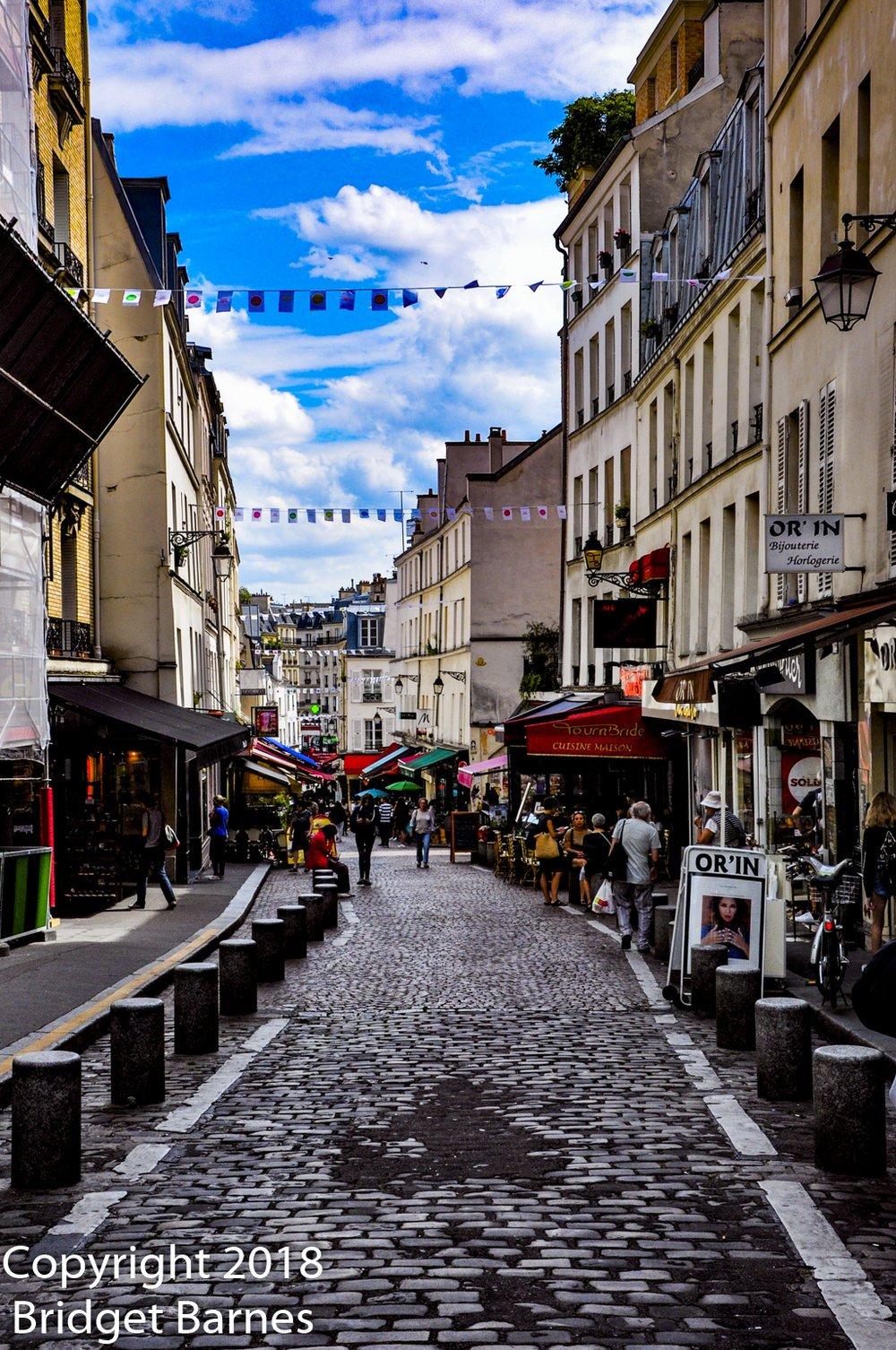 자갈길과 오래된 건물이 어우러진 거리 풍경