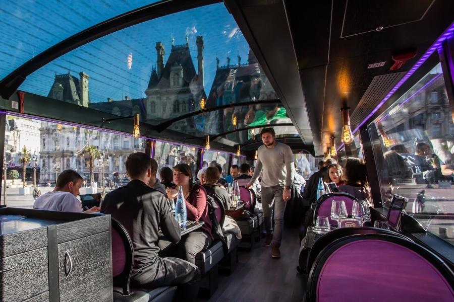 버스 내부 (파리 명소를 배경으로)