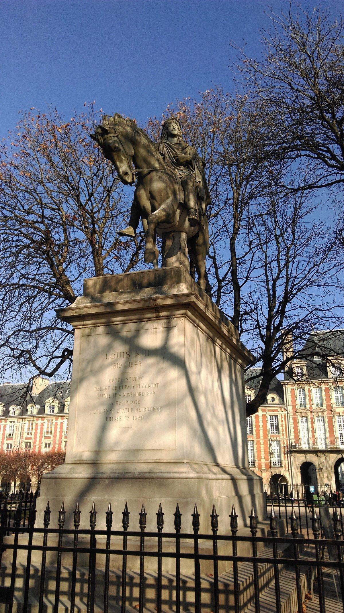 광장 중앙 분수와 루이 13세 기마상 주변