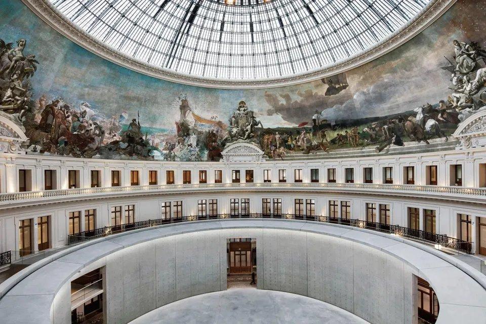 중앙 로툰다의 유리 돔과 내부 건축