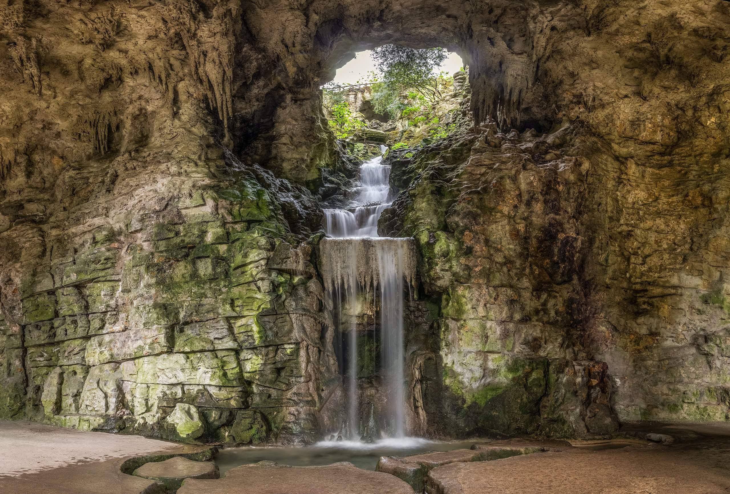 인공 폭포와 동굴 (Artificial Waterfall and Grotto)