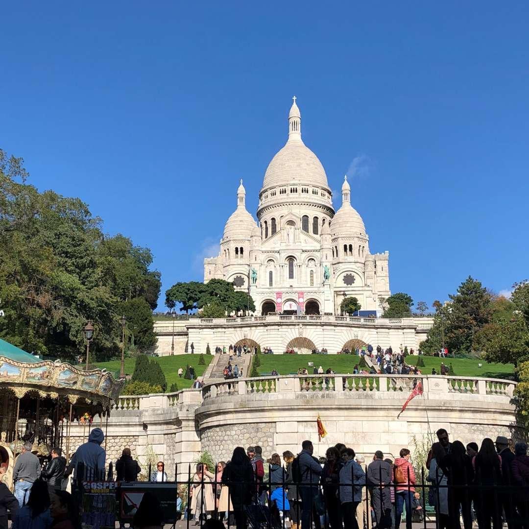 성당 정면 아래 루이즈 미셸 광장 (Square Louise-Michel)