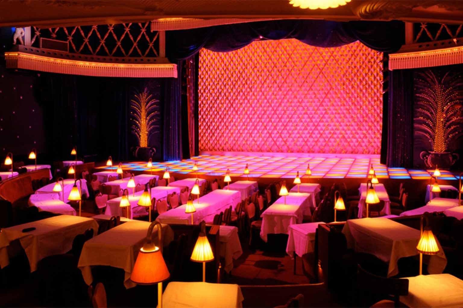 벨 에포크 양식의 극장 내부