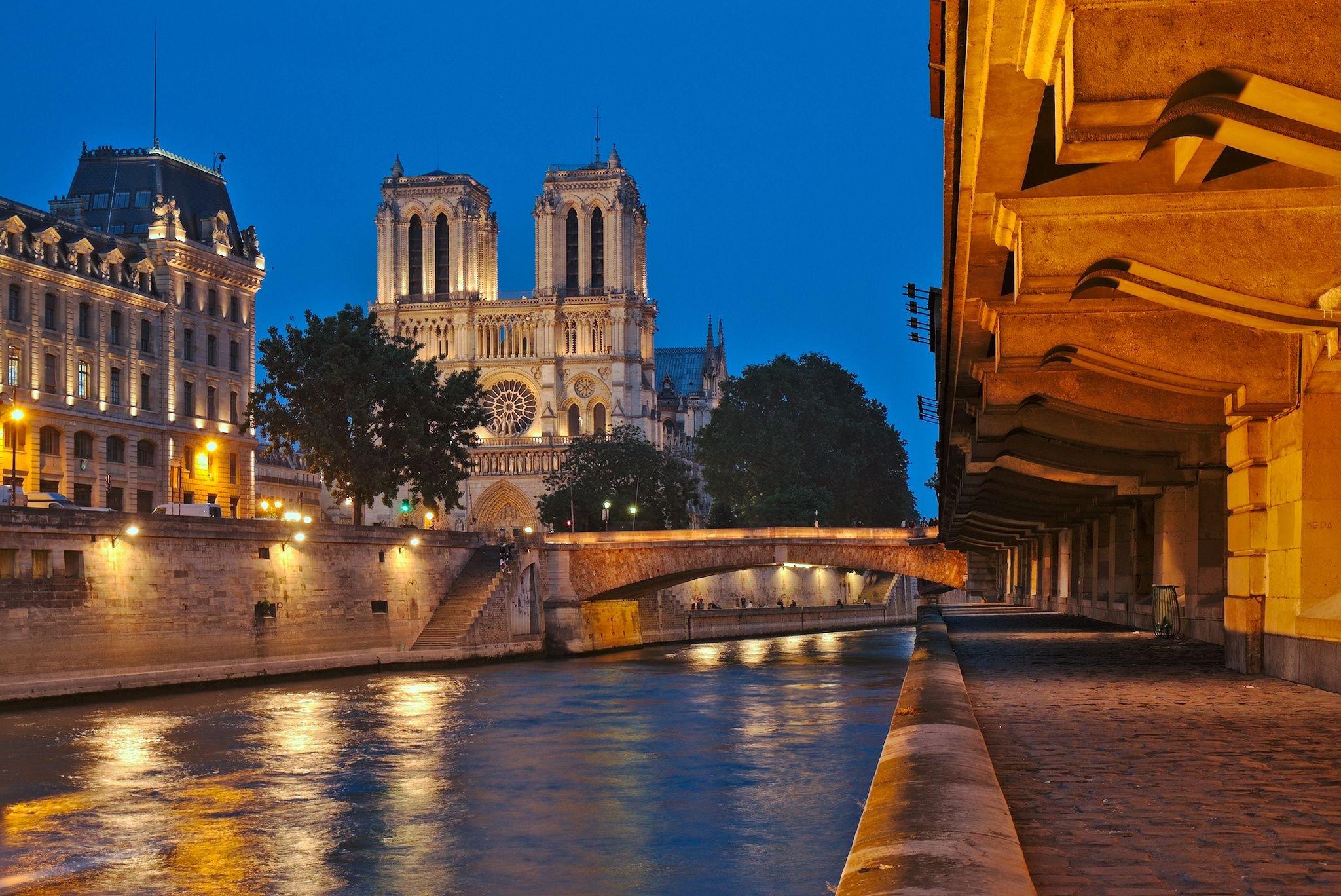 다리 위에서 노트르담 대성당을 배경으로