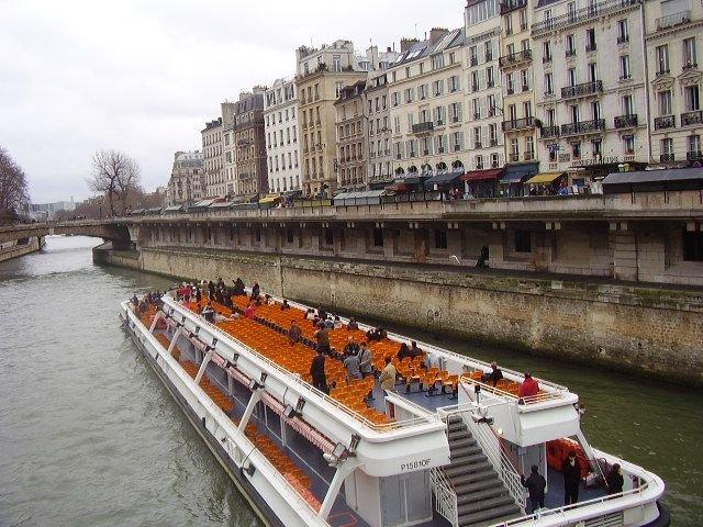 센 강변에서 다리와 유람선을 함께