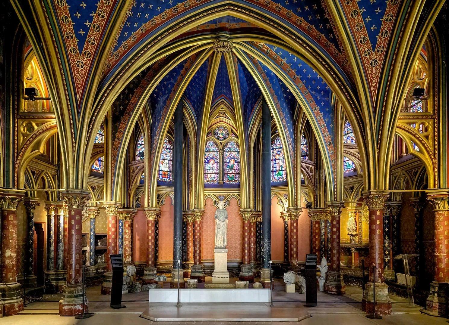 하부 예배당의 아치형 천장과 기둥