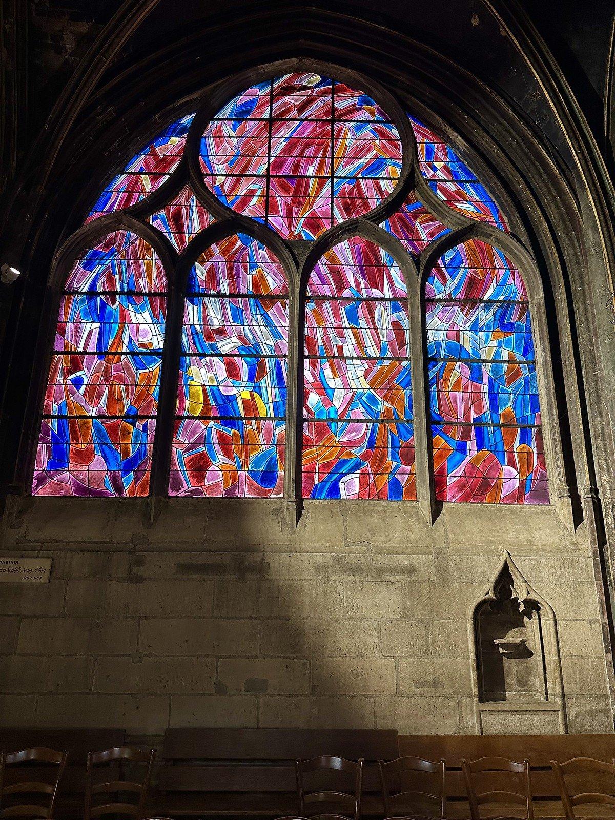 스테인드글라스 창문 앞