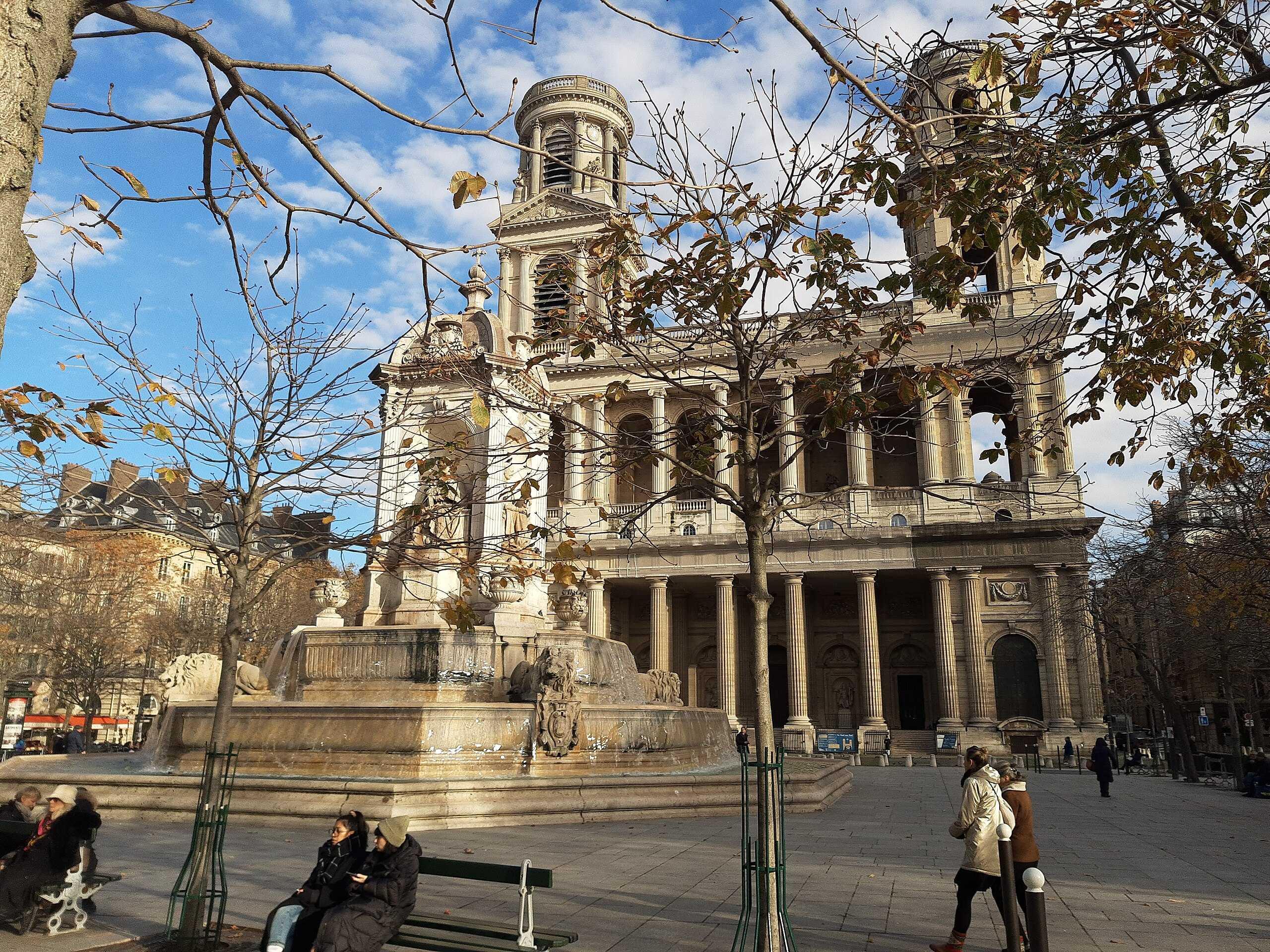 성당 서쪽 정면과 생 쉴피스 광장 분수