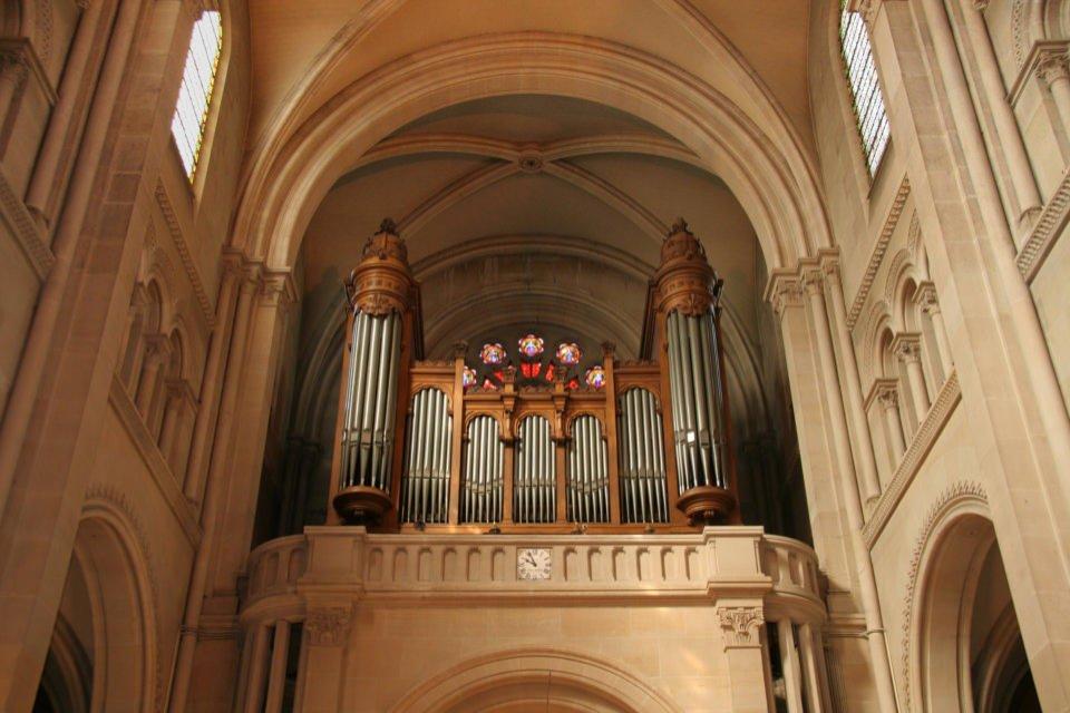 파이프 오르간 아래 또는 측면