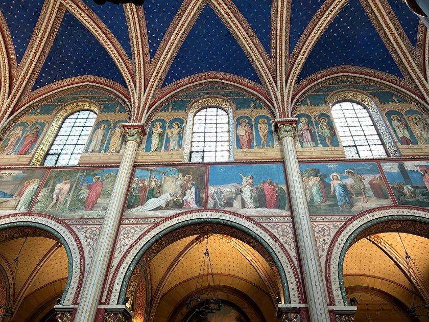 푸른색 별자리 천장 아래 중앙 통로