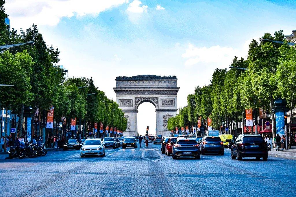 샹젤리제 거리 중앙에서 개선문을 배경으로
