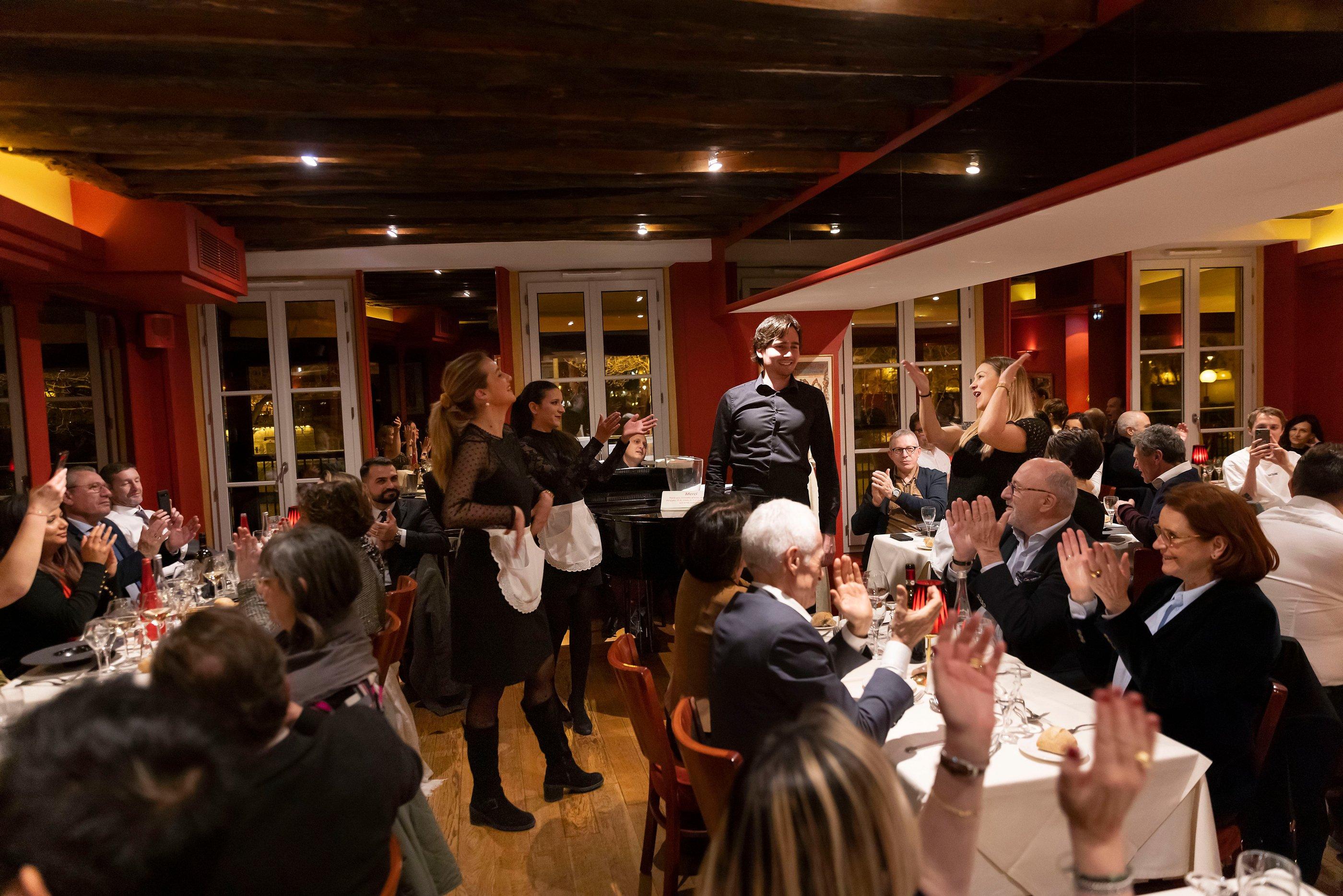 공연 중인 오페라 가수