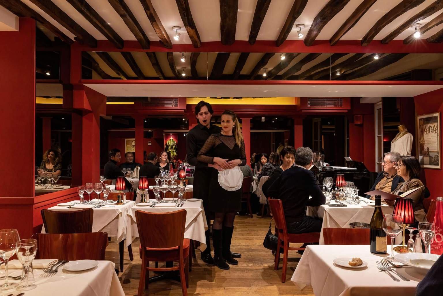 붉은색과 금색 벨벳 장식 배경