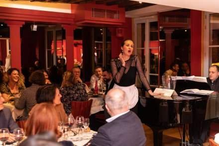 벽에 걸린 악기 및 오페라 의상