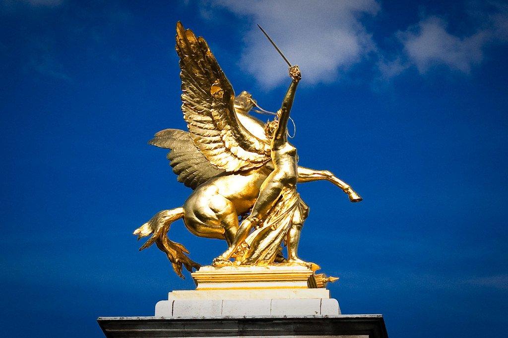 다리 양 끝 황금 페가수스 조각상 옆